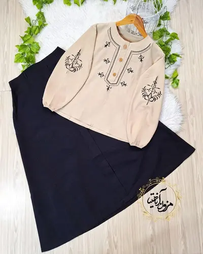 ست شومیز و دامن کرم مشکی طرح گلدار ریز ژیلا