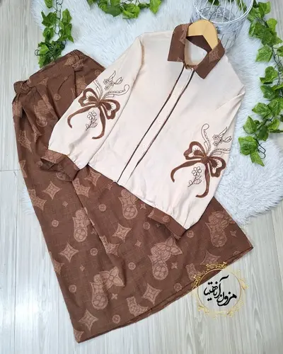 ست شومیز و دامن گلدار ون کلیف کرم شکلاتی طرح گلدوزی پاپیونی