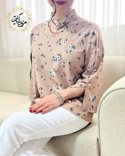 شومیز آستین سه دکمه نسکافه ای طرح شکوفه سفید لوسیا