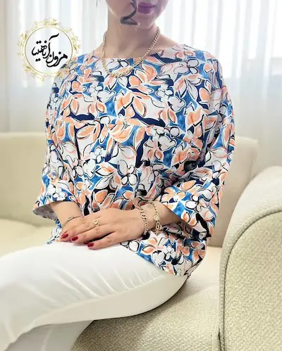 شومیز آستین سه ربع سفید طرح برگ و گلهای سورمه ای نارنجی چیدا