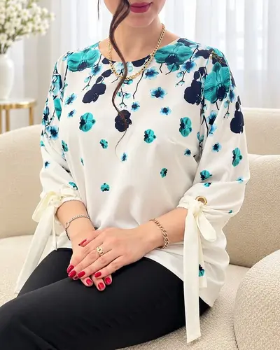 شومیز آستین واشری ریزشی سفید شیری طرح شکوفه باران سبز