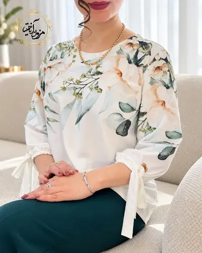 شومیز آستین واشری ریزشی سفید طرح برگ سبز و رز کرم نامیلا