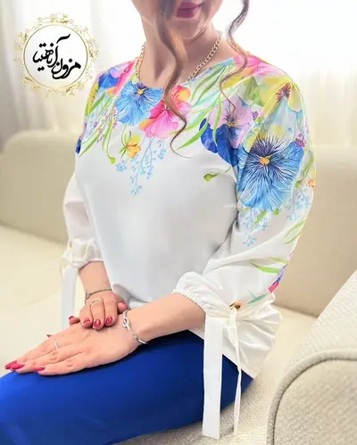 شومیز آستین واشری ریزشی سفید طرح بنفشه های رنگی چکامه