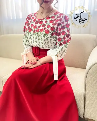 شومیز آستین واشری ریزشی سفید طرح ریسه گل رز قرمز پادینا