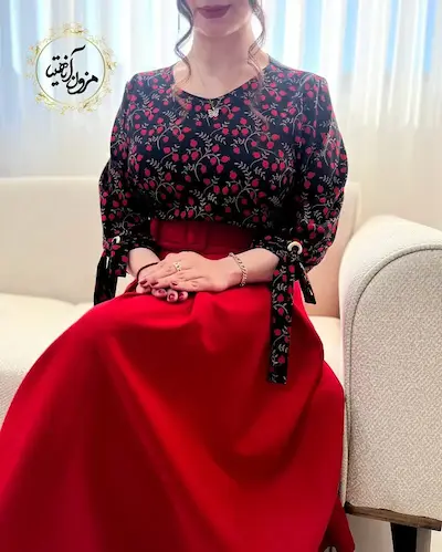 شومیز آستین واشری زمینه مشکی طرح انار ریز شاخه طلایی ماهک