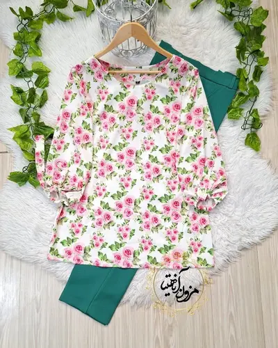 شومیز آستین واشری سفید طرح گلهای صورتی گلاب
