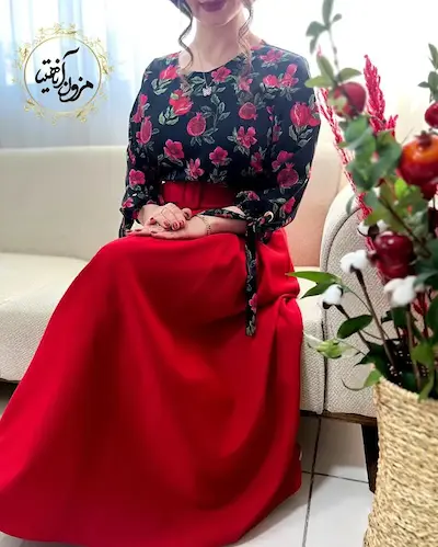 شومیز آستین واشری مشکی طرح گل انار ستوده