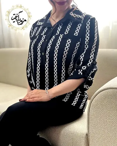 شومیز آستین پاگن دار مشکی سفید طرح سه دکمه زنجیری مهوین