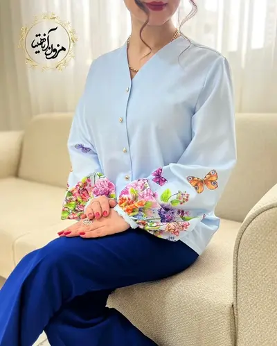 شومیز آستین پفی آبی طرح گل و پروانه طراوت