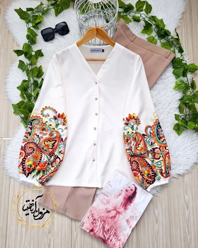 شومیز آستین پفی سفید طرح آستین با بته جقه های نارنجی آریانا