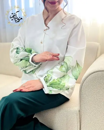شومیز آستین پفی سفید طرح برگ و گلبرگ سبز نورا