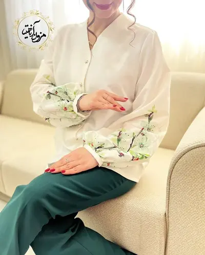 شومیز آستین پفی سفید طرح برگ و گلبرگ سبز پلین