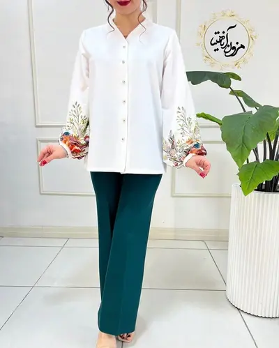 شومیز آستین پفی سفید طرح گلهای آلبالویی و نارنجی یمنا