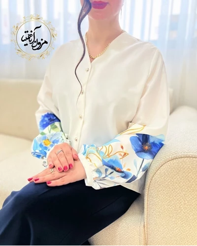 شومیز آستین پفی سفید طرح گلهای کاربنی آریانا