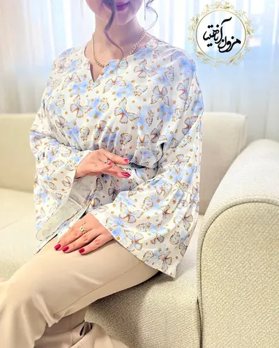 شومیز آستین کلوش سفید طرح پروانه های آبی پاستیلی پرگل