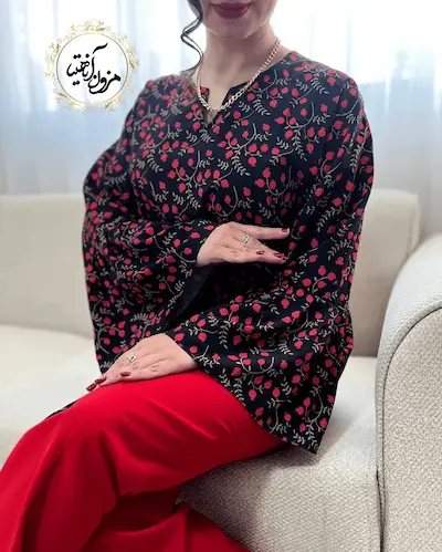 شومیز آستین کلوش مشکی طرح انار ریز شاخه طلایی ماهک