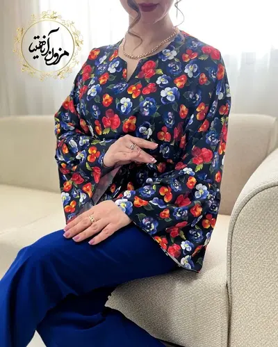 شومیز آستین کلوش مشکی طرح گلهای رنگی بنفشه