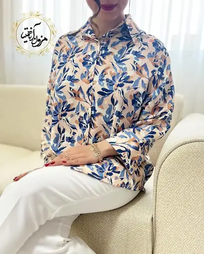 شومیز بیسیک جلو دکمه نسکافه ای روشن طرح برگ و گلبرگ سرمه ای لیزا