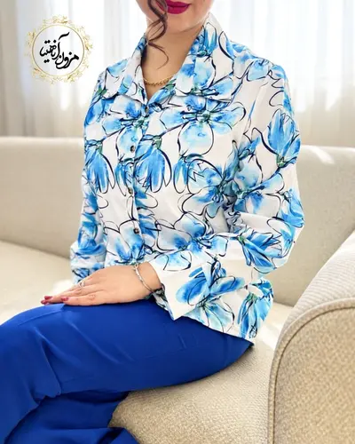 شومیز جلو دکمه سفید طرح گلهای آبی نیلا گل