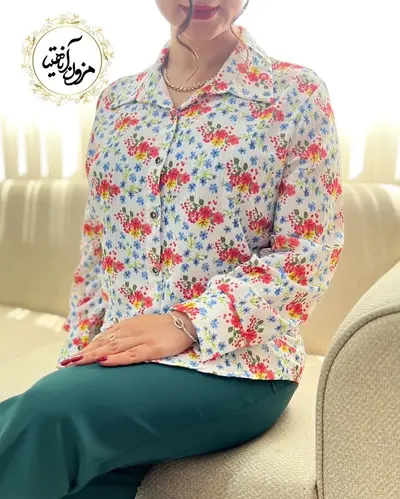 شومیز جلو دکمه سفید طرح گلهای قرمز و آبی و زرد ساوام