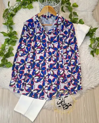 شومیز جلو دکمه سفید طرح گلهای کاربنی سرخابی