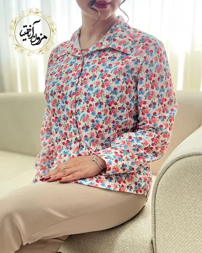 شومیز نخی جلو دکمه شیری طرح شکوفه های آبی و قرمز واناز