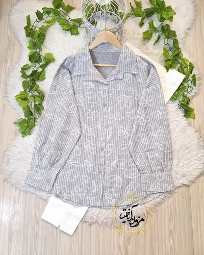 شومیز جلو دکمه طوسی سفید طرح راه راه پروانه