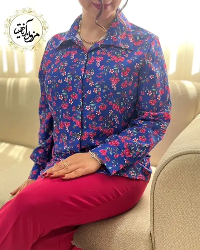 شومیز جلو دکمه کاربنی طرح گلهای سرخابی نشمین