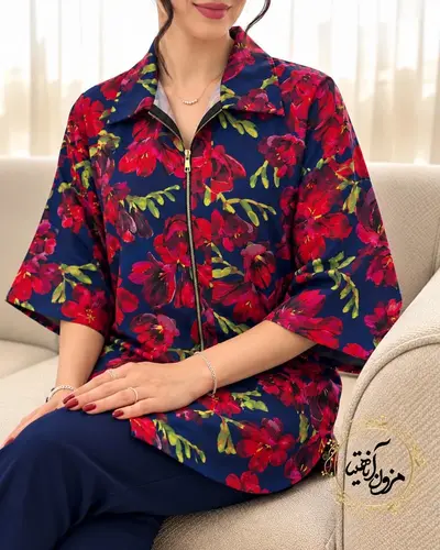شومیز جلو زیپ دار سرمه ای طرح گلهای قرمز فیریزیا