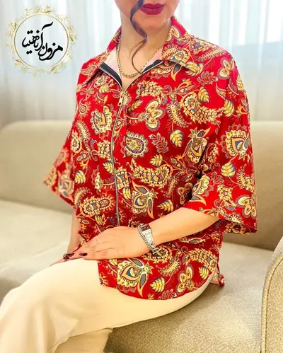شومیز جلو زیپ دار قرمز طرح بته جقه طلایی اورانوس