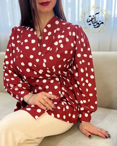شومیز مدل لنگی آلبالویی طرح توپی سفید گریس