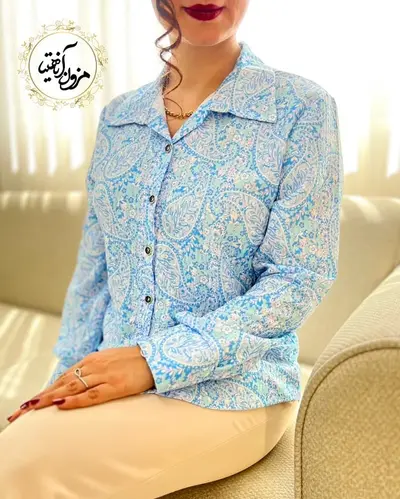 شومیز نخی جلو دکمه آبی آسمانی طرح بته جقه های پاستیلی ترنم