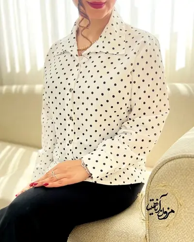 شومیز نخی جلو دکمه سفید طرح توپی مشکی آلیسا