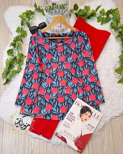 شومیز یقه دلبری مشکی طرح انار و دونه انار برگ آبی سارین