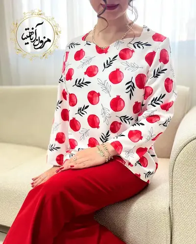 شومیز یقه دلبری سفید قرمز طرح انار برگ مشکی آرامش