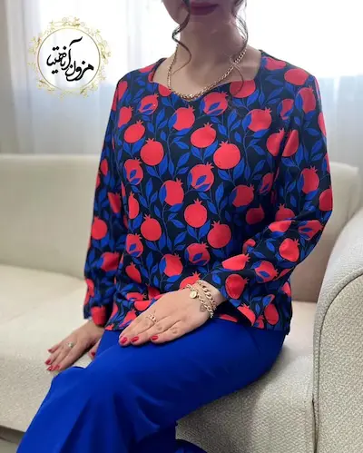 شومیز یقه دلبری مشکی طرح انار برگ آبی زمینه مشکی آوینار