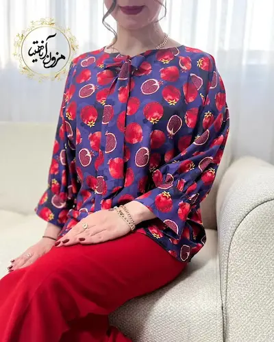 شومیز یقه پاپیونی سرمه ای طرح انار قرمز نارشین