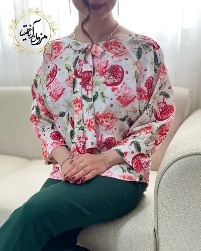شومیز یقه پاپیونی سفید طرح انار رز قرمز گلسان