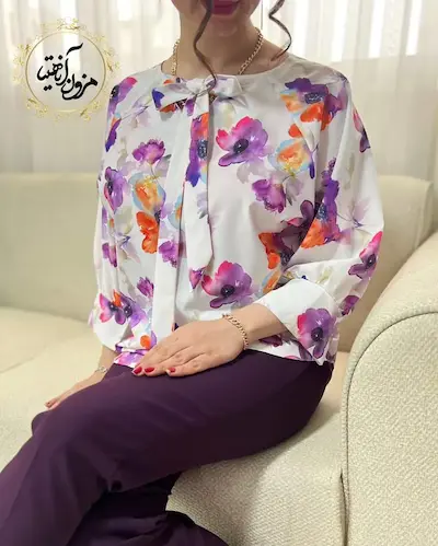 شومیز یقه پاپیونی سفید طرح گلهای آبرنگی بنفش نارنجی مسیحا
