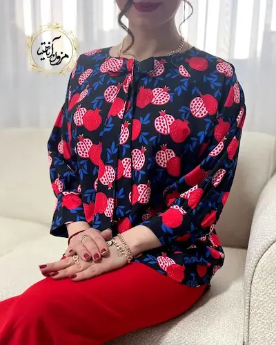 شومیز یقه پاپیونی مشکی طرح انار برگ آبی پارمیس