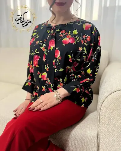 شومیز یقه پاپیونی مشکی قرمز طرح گل انار نارمیلا