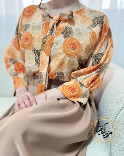 شومیز یقه پاپیونی کاراملی دارچینی طرح رز سایز-2-تخفیفی