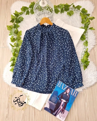 شومیز یقه پیله دار سرمه ای طرح شکوفه ریز سفید بهدیس