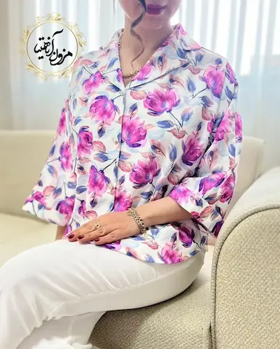 شومیز یقه کتی سفید طرح گلهای سرخابی رزان