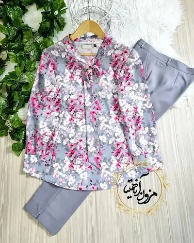 شومیز یقه کراواتی زمینه طوسی طرح شکوفه سرخابی سایز-3-تخفیفی