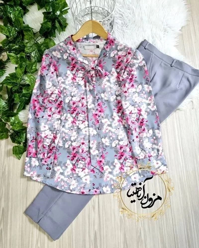 شومیز یقه کراواتی زمینه طوسی طرح شکوفه سرخابی سایز-4-تخفیفی