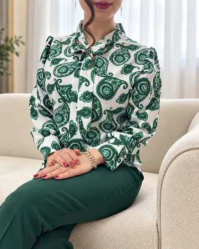 شومیز یقه کراواتی سفید طرح بته جقه سبز