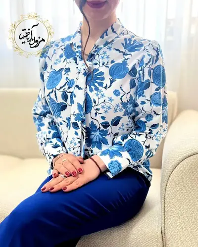 شومیز یقه کراواتی سفید طرح برگ و گلبرگ انار کاربنی پریفام