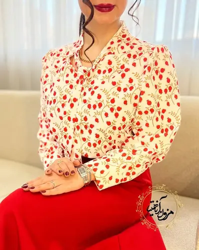 شومیز یقه کراواتی سفید طرح انار ریز شاخه طلایی نارمک