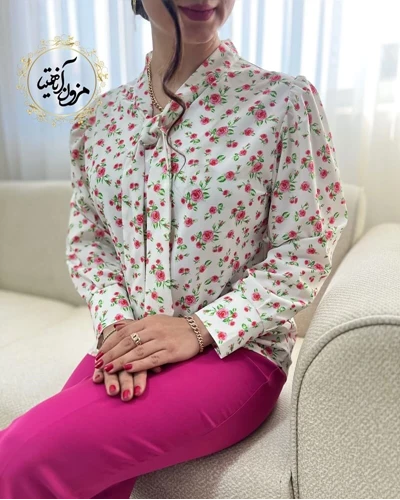 شومیز یقه کراواتی سفید طرح مینی رز شبنم